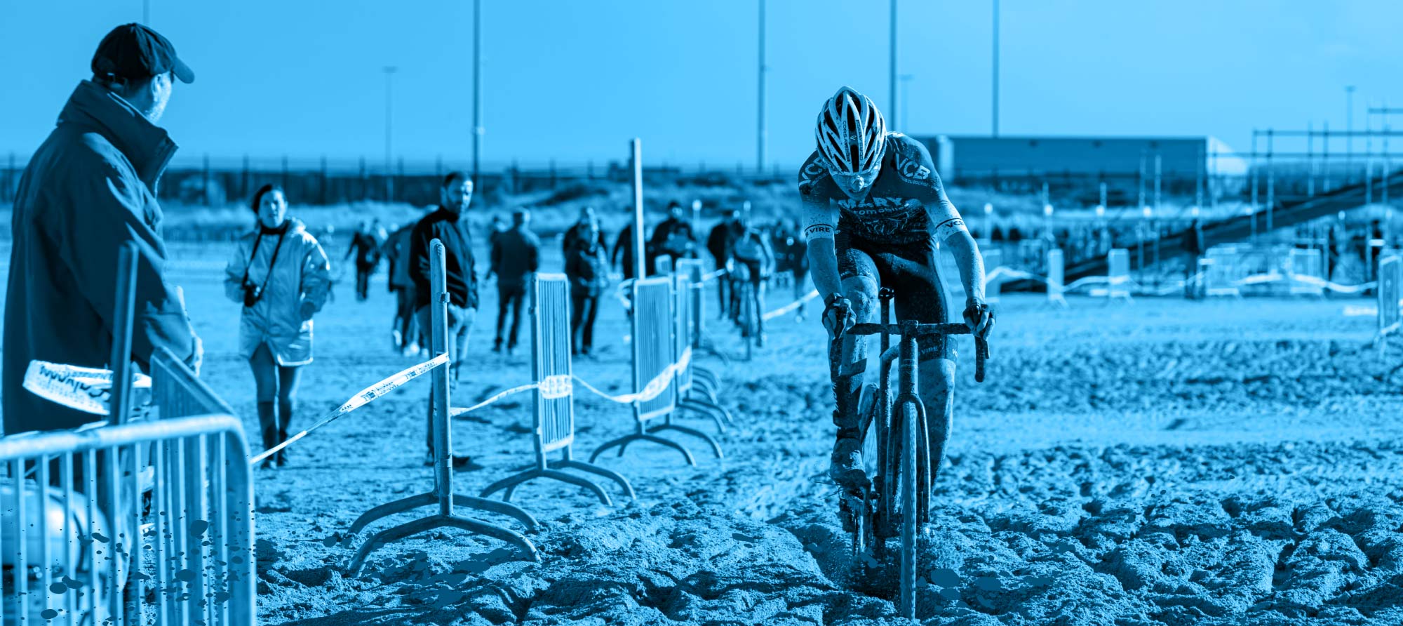 Photo de fond zone titre - Coureur qui roule sur le sable